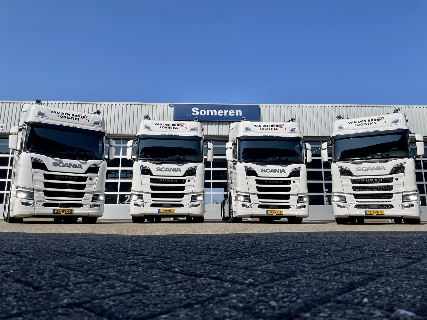 25 Scania 460R trekkers voor Van den Broek